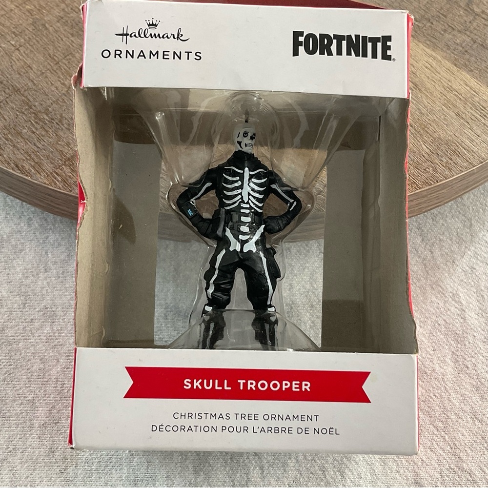 FORTNITE SKULL TROOPER 2022 HALLMARK CHRISTMAS ORNAMENT COLOR: BLACK AND WHITE